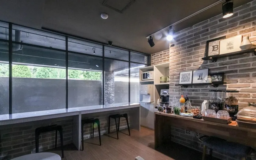 Brown Dot Hotel - Image 1