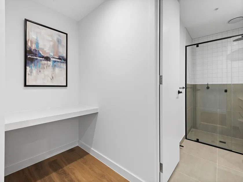 Modern Apartment on Burgundy precinct & Parklands - Image 1