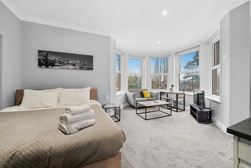 Luxurious Spacious Flat Maidstone with parking - Image 1