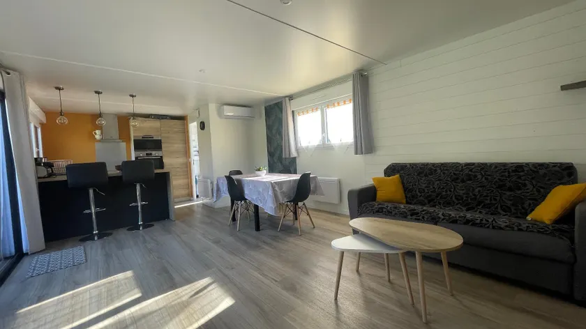 Spacious bungalow with heated pool and jacuzzi - Image 1