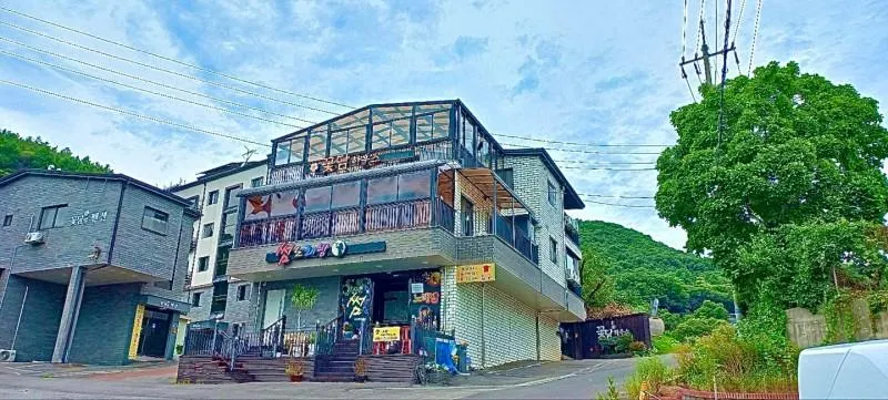Gwangju Kkotdam House Pension - Image 1