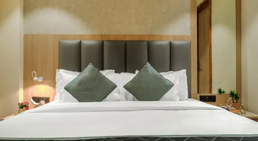 Luxe Stayz Grand Inn - Image 1