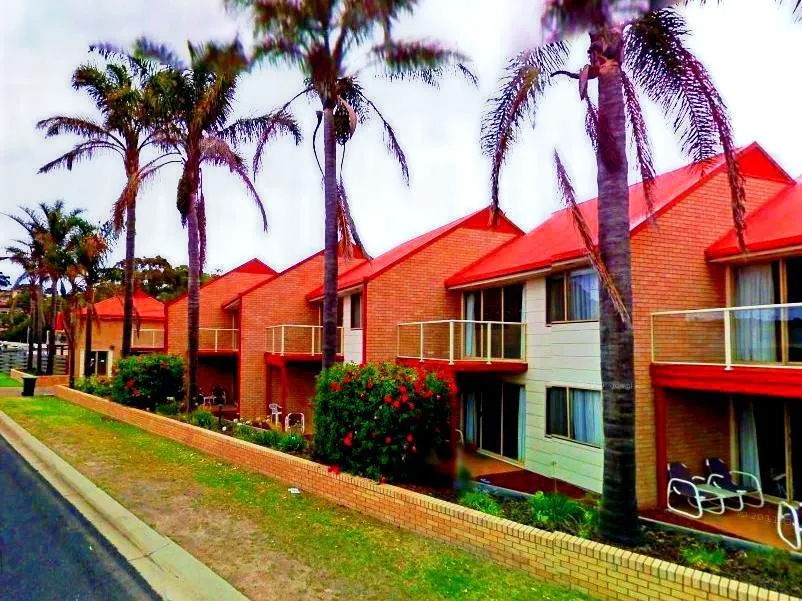 Sapphire Court Holiday Units - Image 1