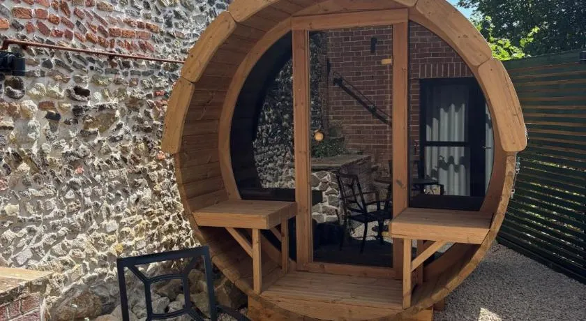 Isla's Den - Image 1