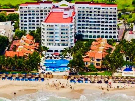 VILLA PARA 5P 4A 1M dentro del Hotel a un lado del Krystal IXTAPA Con Playa WiFi - Image 1