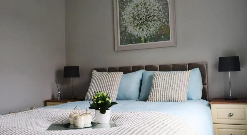 Last-Minute Escape l The Grey Door 2 Bed Cottage Banbridge Parking Private Garden l Nestled Property Management - Image 1