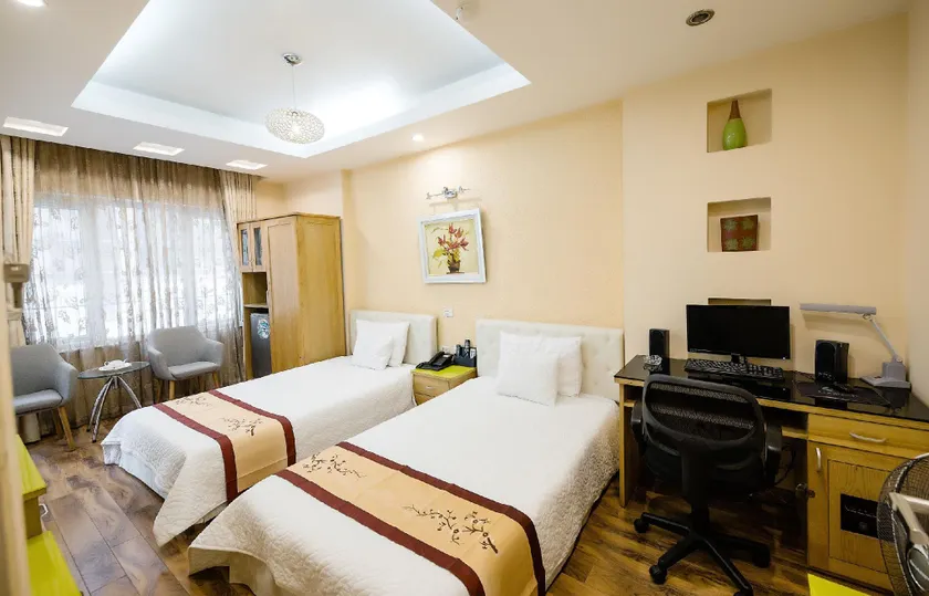 Sunny Hotel - Image 1