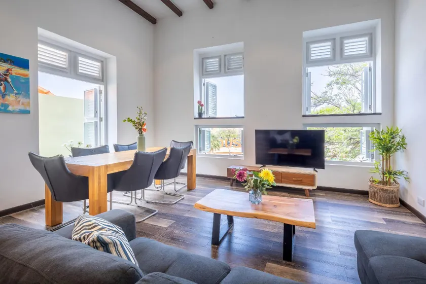 Sunshine Magnificently Bright 2BR Top City Centre Townhouse - Image 1