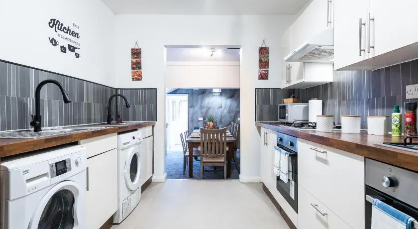 6 Roomy Bedrooms Favour Spacious Inn - Sleeps 13 Hull Central Location - Image 1