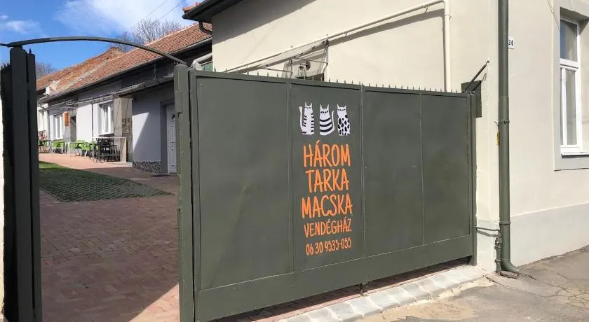Három Tarka Macska Apartmanok - Image 1