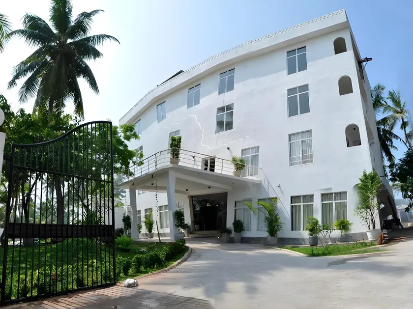 Sea Shine Beach Hotel - Image 1