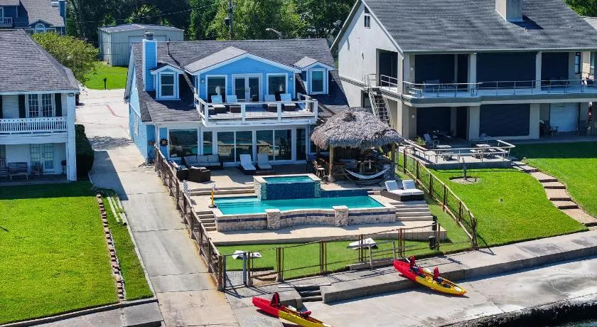Bayfront Luxury House with Pool - Image 1