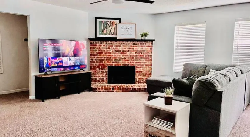 Cozy 3 Bedroom House with Beautiful Fireplace - Image 1