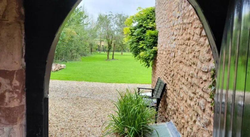 Beautiful One Bed Studio Flat - Dog Friendly - Image 1