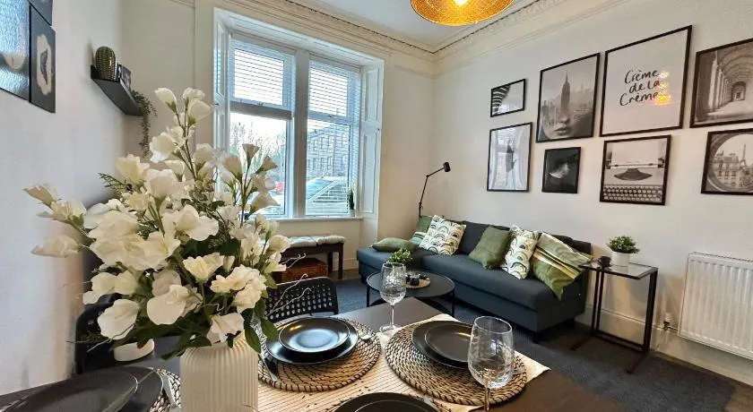 Bright and spacious apartment near Glasgow - Image 1