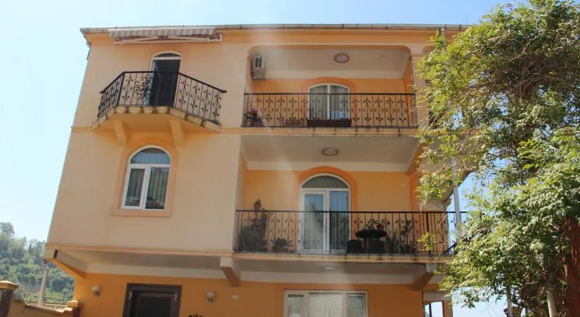 Yellow House - Vaja - Image 1
