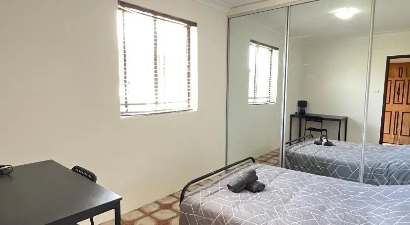 Spacious Queen Room in Lurnea - L3 - Image 1