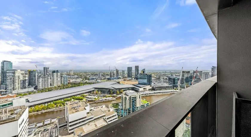 Convenient One Bedroom Apartment in Docklands - Image 1