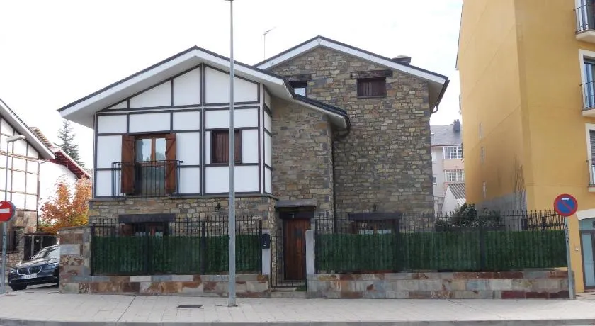 Casa con jardín frente a la Ciudadela de Jaca - Image 1