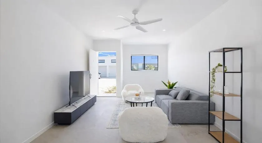 Modern 4BR Townhouse Near Transport and Shops - Image 1
