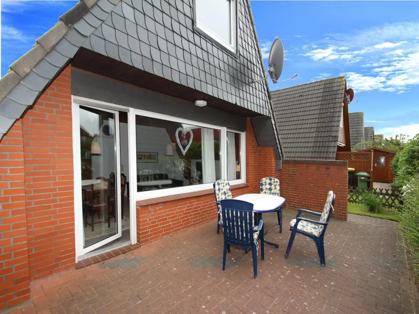 Ferienhaus Toms Hutte mit Terrasse in Dornum - Image 1