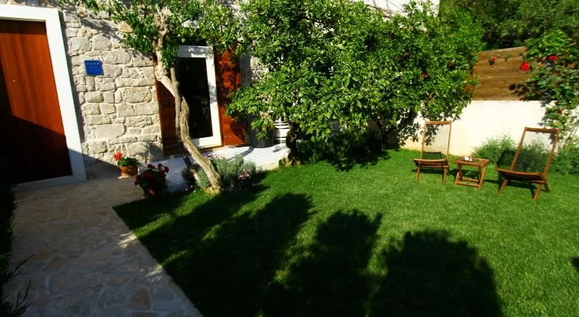 Old house - Image 1