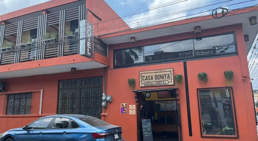 Casa Bonita Hotel y Hostal - Image 1