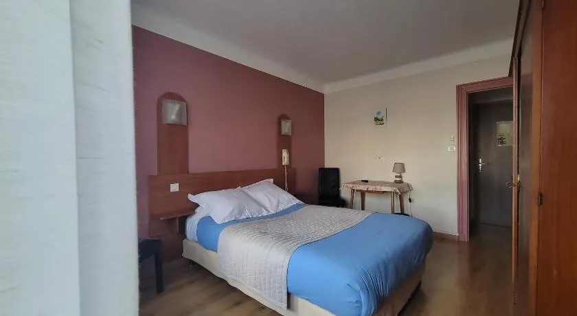 Touring Hotel - Image 1