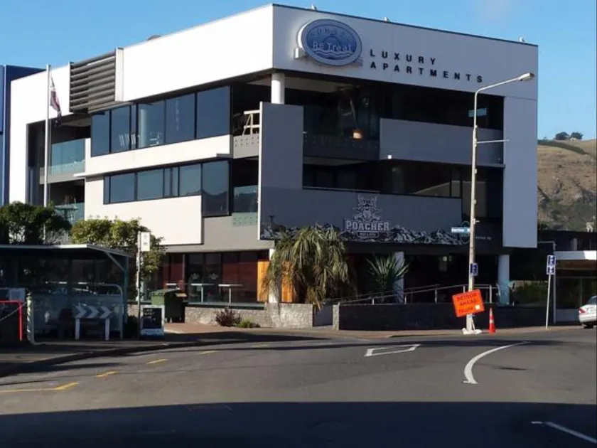 Sumner Re Treat Luxury Apartments - Image 1