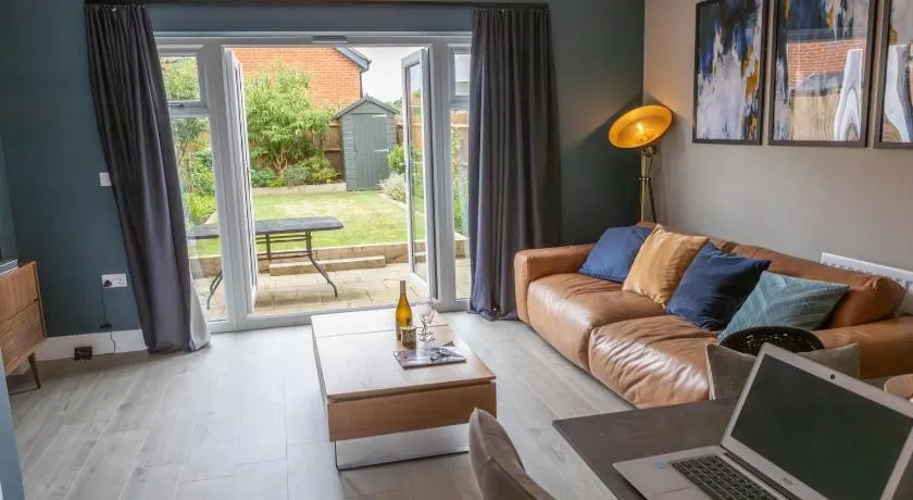 Bensons Hill - Stylish 2-Bed Home with Garden & Parking - Image 1