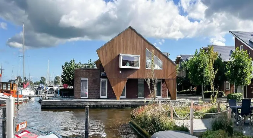 Penthouse with Lake Views - Image 1