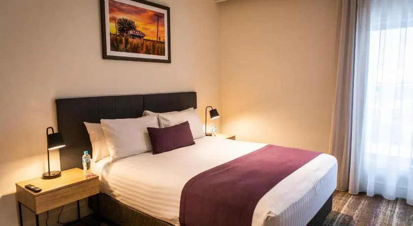Porter's Plainland Hotel - Image 1