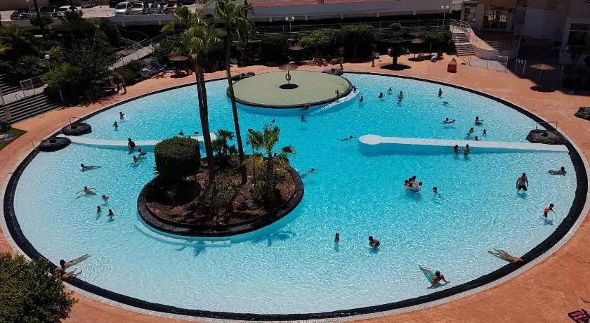 Ideal familias en urbanización de lujo a 600m de la playa Levante con Wifi, AC y Parking - Image 1