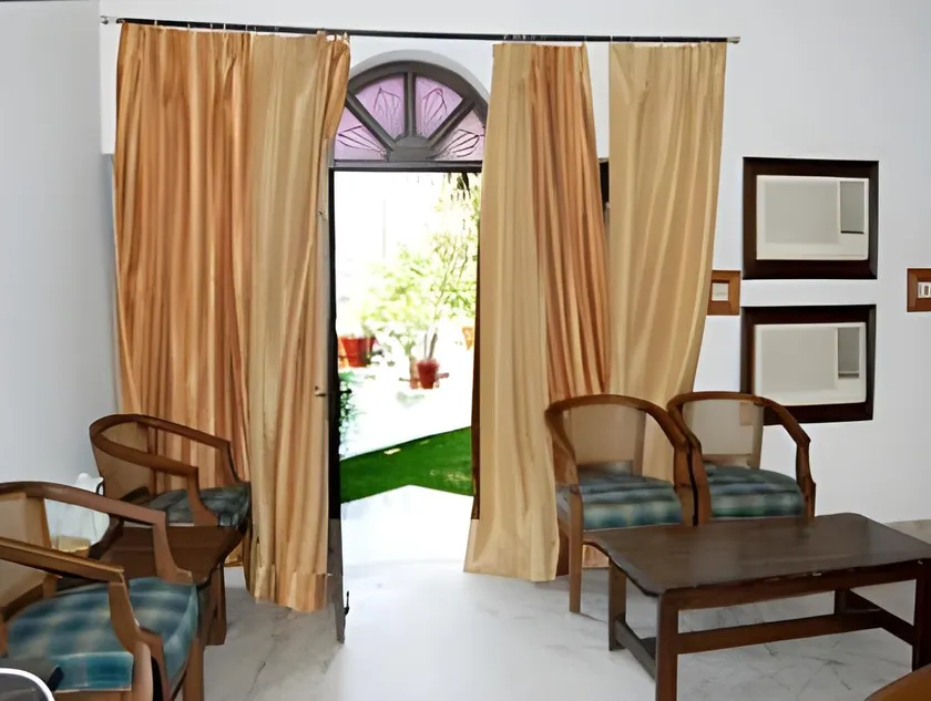 Hotel Meadows Inn - Image 1