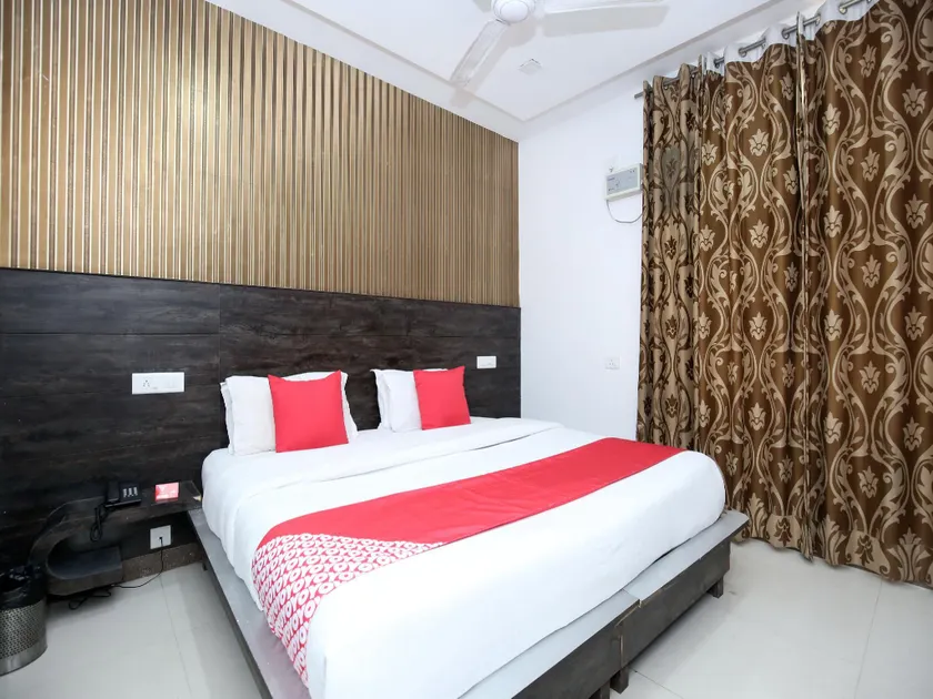 OYO 13431 Hotel Royal Blue - Image 1