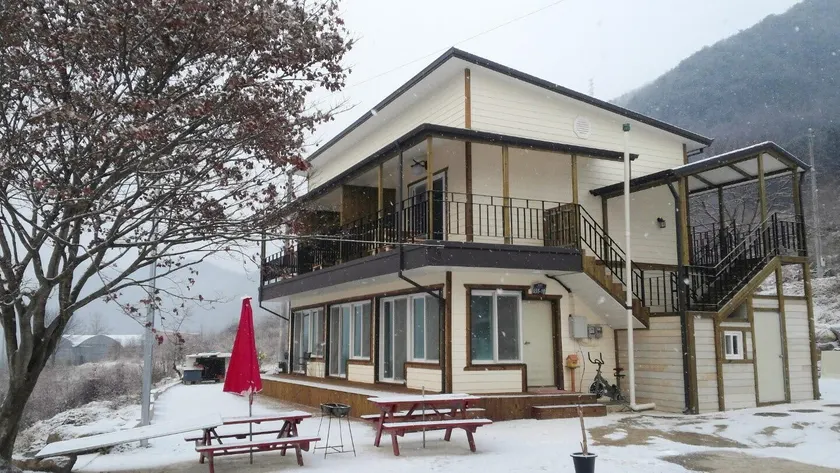 Kkeomeokda-ri Pension - Image 1