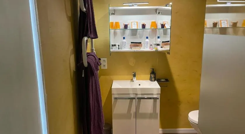 Spacious apartment in Charleroi 100 m² with parking 5 ppl - Image 1
