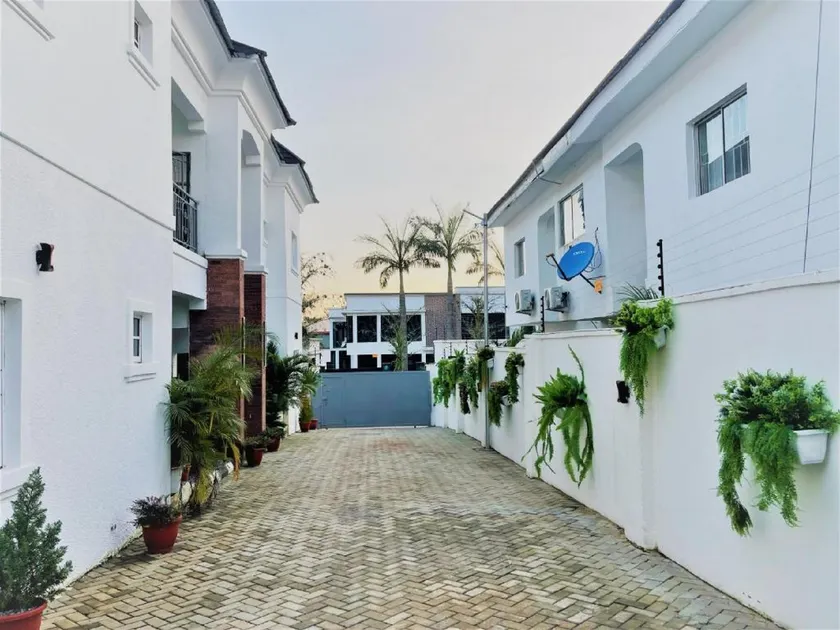 Imperio Apartments - Image 1