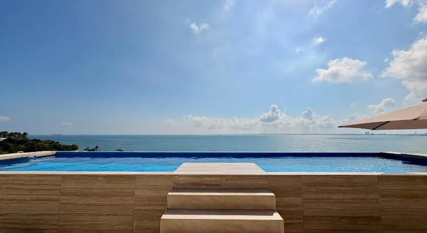 Luxury 2-Bedroom Apartment with amazing view - Infinity Pool and Rooftop in Building - Image 1