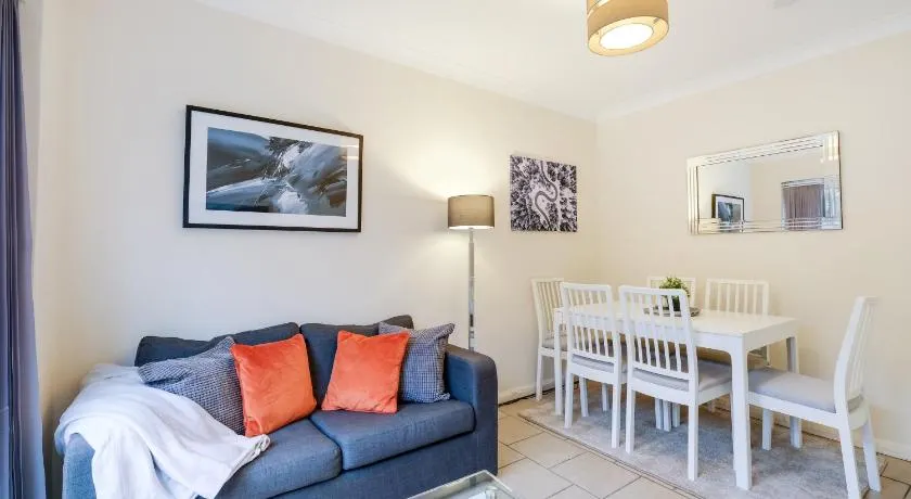 High Wycombe 4 Bedroom House Sleeps 8 Parking - By Roost Accommodation - Image 1