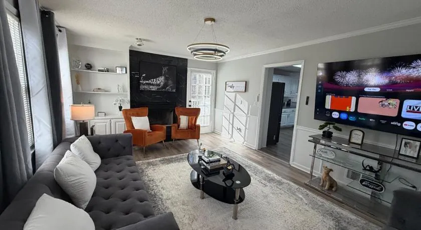 Luxury 4BR Retreat PS5 Massage Chair Renovated - Image 1