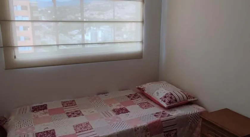Hermosa habitación con múltiples áreas comunes - Image 1
