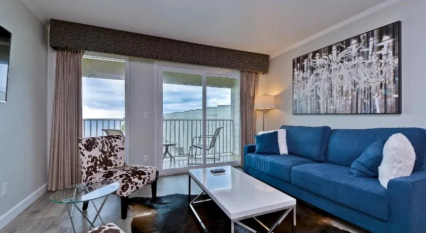 441-Waterfront, Amazing Views, WIFI, Pool and close to BUCS Stadium - Image 1