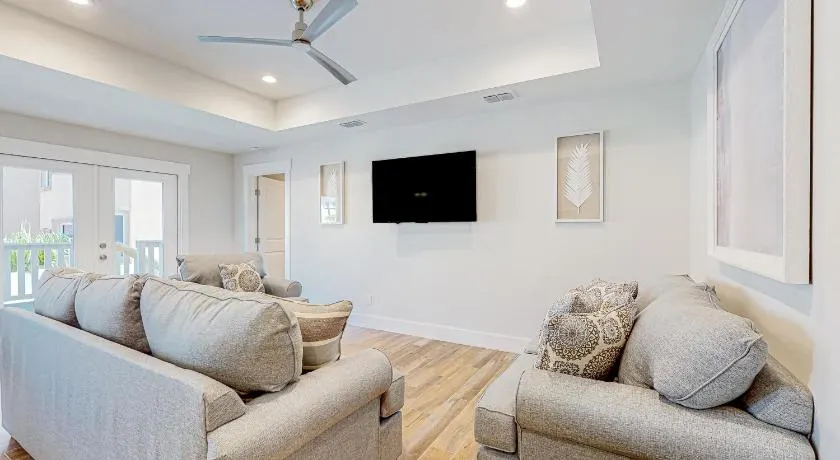Carolyn's Beach House Bliss - Image 1