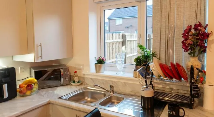 Bright 4 Bedroom Home in Walsall, Free Parking and for EVs - Image 1