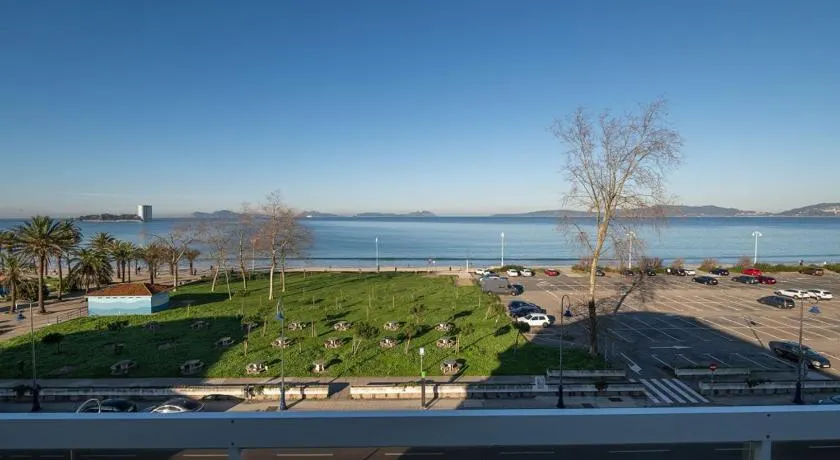 Primera Linea de Playa Samil Costa con Garaje Incluido - Image 1