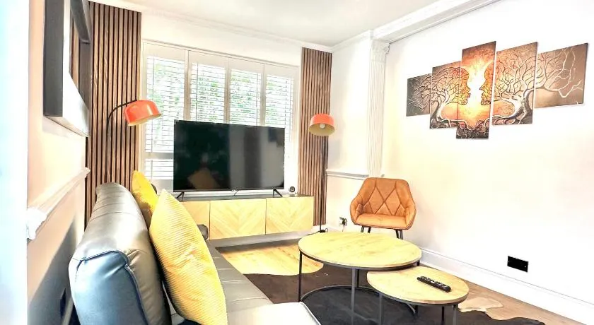 Clapham 3-Bed Flat Sleeps 6 with Free Parking - Image 1