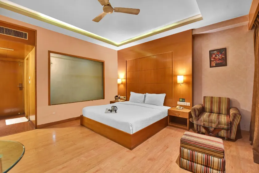 OYO Townhouse 75309 Hotel Royal Cm - Image 1