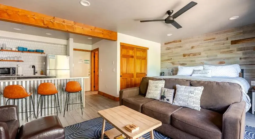 Der Steiermark Unit 108 - Cozy King Studio Off Main St & Peak 9 Base w AC, Balcony, Shared Hot Tub & Free Parking - No Fireplace - Image 1