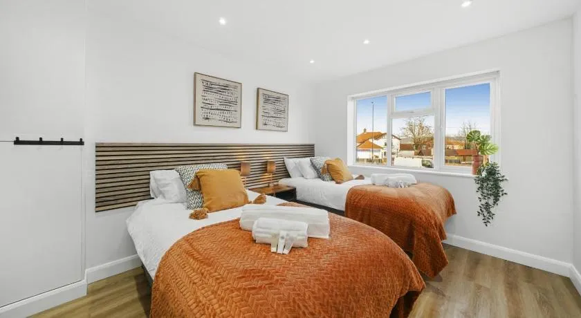 Modern Bungalow in Maidstone sleeps 5 with free parking - Image 1